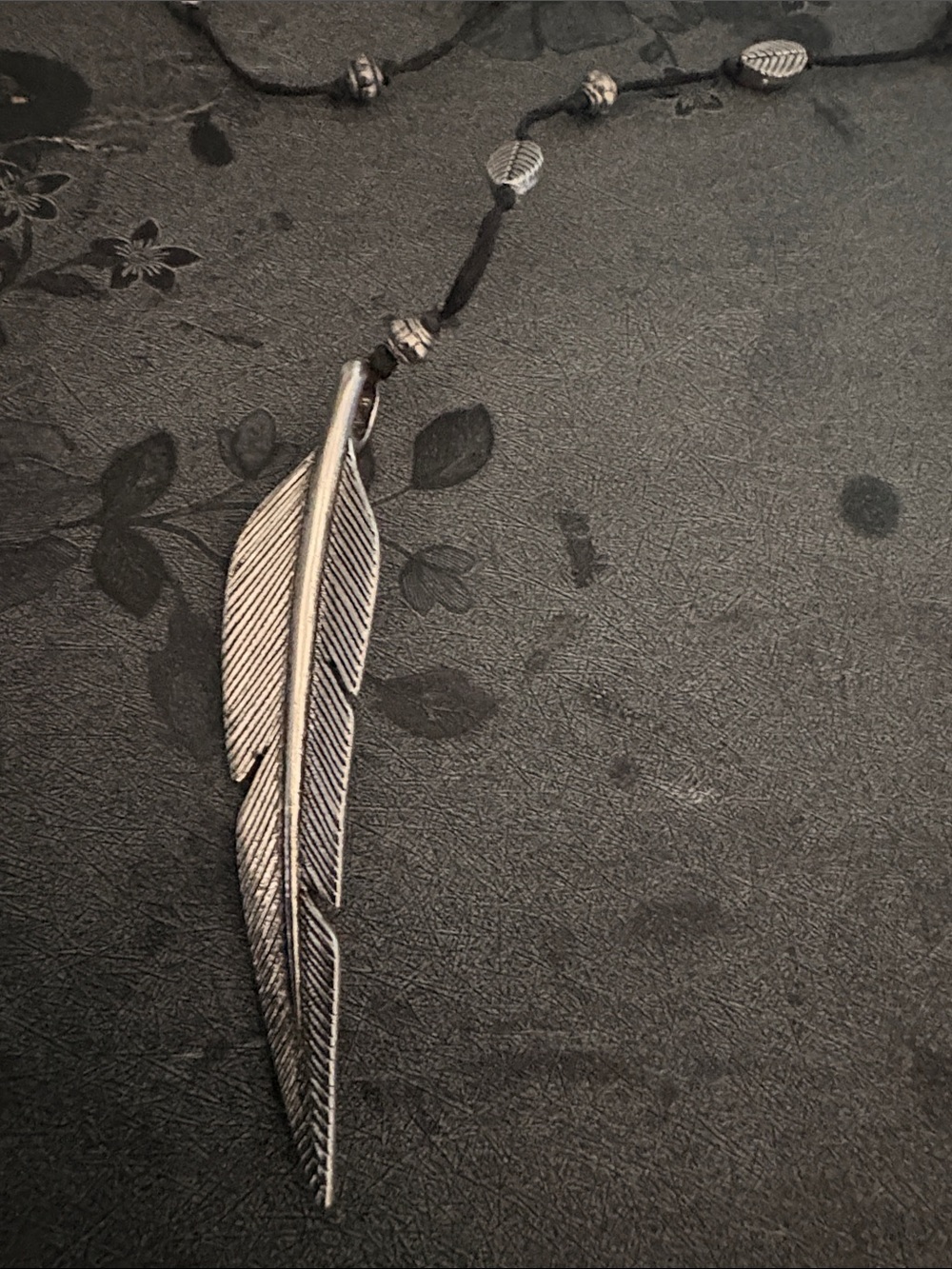 VINTAGE BOHO STYLE LEAF PENDENT LEAf ACCENTS ON BLACK CORDED LARIAT 63" NECKLACE - Picture 7 of 9